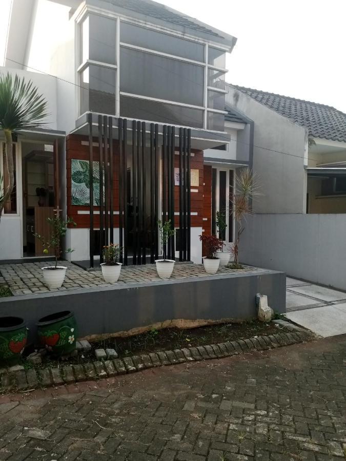 Villa Harmony Syariah II Batu  Exterior photo